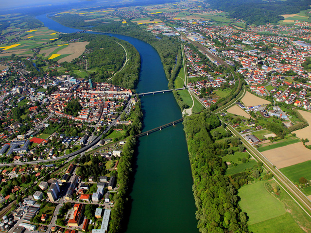 Blick von oben auf das länderübergreifende Mittelzentrum Braunau-Simbach